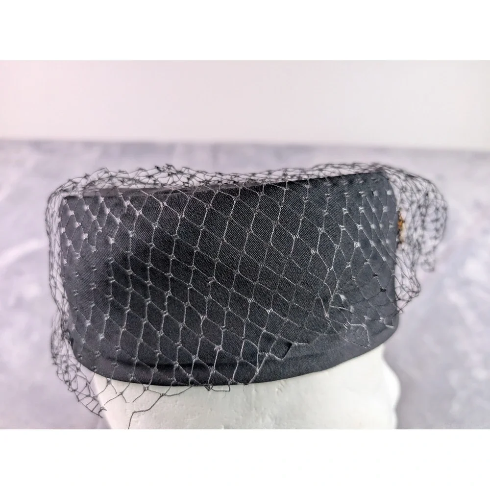 Vintage Black Pillbox Hat W/ Veil and Rhinestone Snowflake Brooch Union Made USA - Picture 4 of 9
